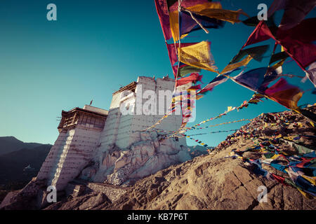 Preghiera tibetano bandiere vicino il Namgyal Tsemo monastero a Leh, ladakh Foto Stock