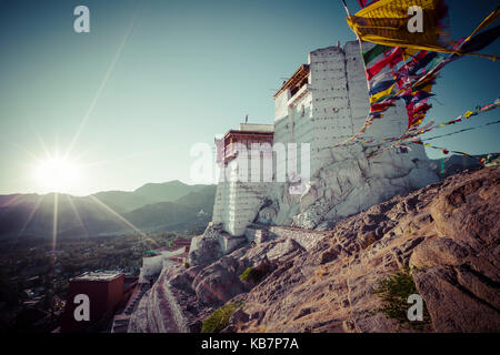 Preghiera tibetano bandiere vicino il Namgyal Tsemo monastero a Leh, ladakh Foto Stock