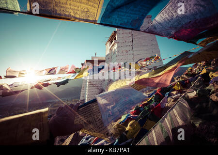 Preghiera tibetano bandiere vicino il Namgyal Tsemo monastero a Leh, ladakh Foto Stock