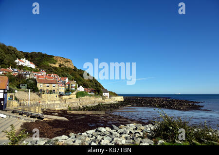 Un travolgente, baia riparata e affascinante dal tetto rosso cottages, runswick Bay è uno della costa dello Yorkshire più belle destinazioni. Foto Stock