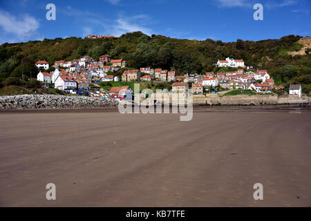 Un travolgente, baia riparata e affascinante dal tetto rosso cottages, runswick Bay è uno della costa dello Yorkshire più belle destinazioni. Foto Stock