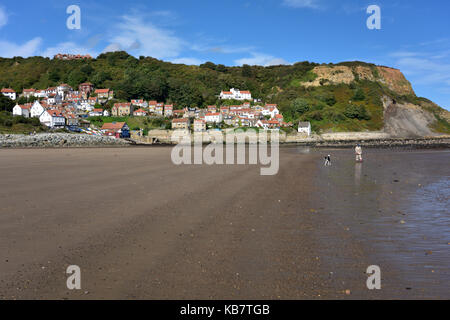 Un travolgente, baia riparata e affascinante dal tetto rosso cottages, runswick Bay è uno della costa dello Yorkshire più belle destinazioni. Foto Stock