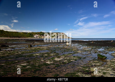 Un travolgente, baia riparata e affascinante dal tetto rosso cottages, runswick Bay è uno della costa dello Yorkshire più belle destinazioni. Foto Stock