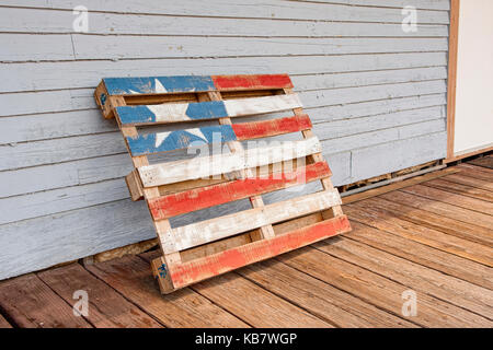 Arte patriottica nella forma di un pallet di legno dipinto per rappresentare la bandiera degli stati uniti. Foto Stock