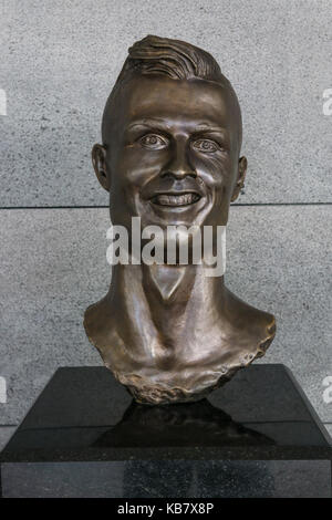 FUNCHAL, Madeira, Portogallo - 27 Aprile 2017: il busto di Christiano Ronaldo a 'Cristiano Ronaldo Aeroporto Internazionale di Madeira' a Funchal, Madeira. Foto Stock