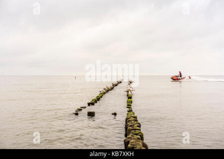 Sci nautico nel mar Baltico a Mielno, Polonia 2016 Foto Stock