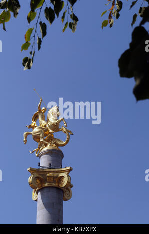 Il monumento alla libertà di Tbilisi, Georgia con il blu del cielo Foto Stock
