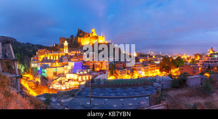 Di narikala e abanotubani di notte, Tbilisi, Georgia Foto Stock