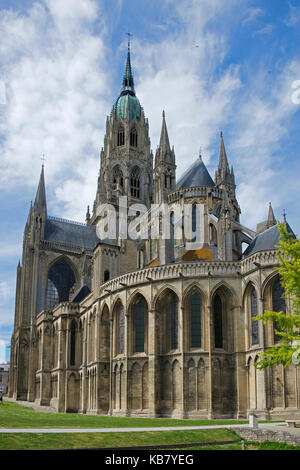 Vista posteriore della cattedrale di Bayeux in Normandia Francia Foto Stock