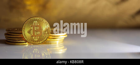 Concetto cryptocurrency. golden bitcoins e riflessioni Foto Stock