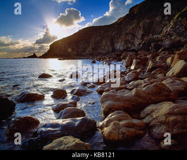 Isole del Canale. Guernsey. Costa sud le rocce al tramonto. Foto Stock