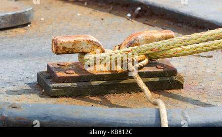 Metallo bollard, molte corde in una dock Foto Stock