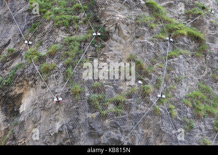 Rete in acciaio per la protezione contro il rock slide - rete metallica sullo sfondo Foto Stock