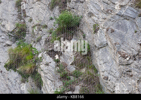 Rete in acciaio per la protezione contro il rock slide - rete metallica sullo sfondo Foto Stock