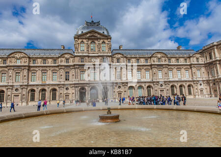 Persone non identificate a Cour Carree nel Palazzo del Louvre a Parigi, Francia. Questa parte del palazzo del Louvre è stato terminato a 1678. Foto Stock