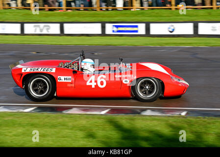 Lola Chevrolet T70 Spyder di proprietà e guidata da Mike Whitaker che gareggia nel Whitsun Trophy al Goodwood Revival 2017 Foto Stock