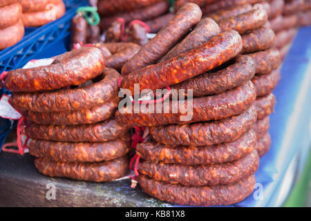 Cibo tradizionale. chorizo spagnolo prosciutto cantina. tipico spagnolo salsicce di carne Foto Stock