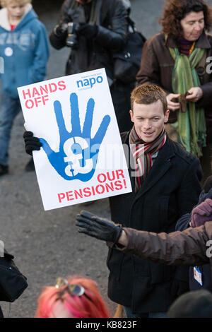 Bristol 30-11-2011- protestano i lavoratori del settore pubblico sono illustrati portando insegne e cartelloni che prendono parte a una marcia di protesta e di rally. Foto Stock