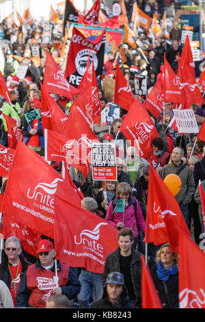 Bristol 30-11-2011- protestano i lavoratori del settore pubblico dal unite unione sono illustrati portando bandiere che prendono parte a una marcia di protesta e di rally. Foto Stock