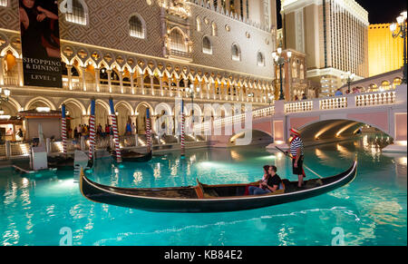 Un paio di godere di un giro in gondola che è offerto da Venetian Hotel di Las Vegas, Nevada. Foto Stock