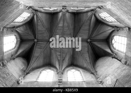 Tetto recentemente rinnovato della chiesa medievale di Gerusalemme (Jeruzalemkerk), Bruges / Brugge, Belgio, fotografato in bianco e nero Foto Stock