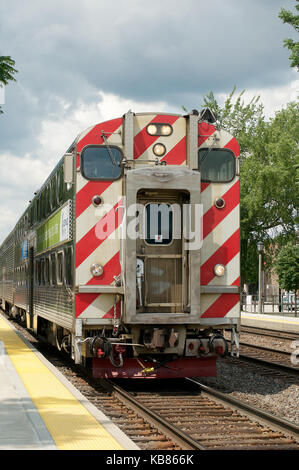 Metra treno dei pendolari alla pietra avenue stazione in Illinois, Stati Uniti d'America Foto Stock