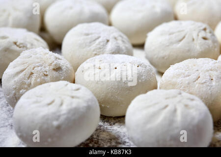 Khinkali sul piatto di legno con farina. pelmeni. Foto Stock