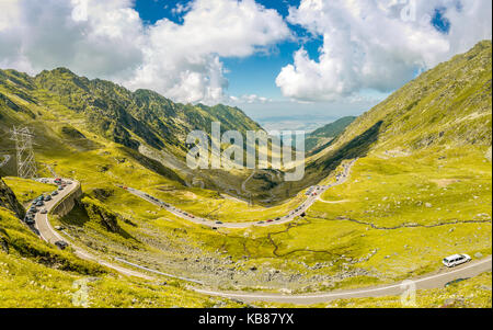 Turismo pesante traffico su transfagarasan pass. attraversare le montagne dei Carpazi in Romania, transfagarasan è uno dei più spettacolari strade di montagna mi Foto Stock