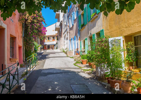 Saint Tropez, Francia - Agosto 03, 2016: nel centro storico di Saint Tropez con persone non identificate. Saint Tropez è una località balneare in Costa Azzurra e Foto Stock