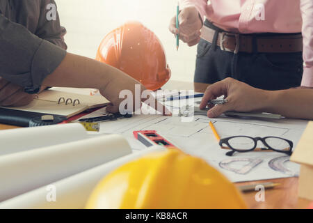 Ingegnere e architetto concetto, ingegnere architetti office lavorare in team e discutere il piano casa modello, effetto vintage Foto Stock