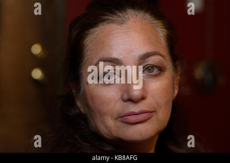 Donna con gli occhi colorati posa per un ritratto ravvicinato Foto Stock