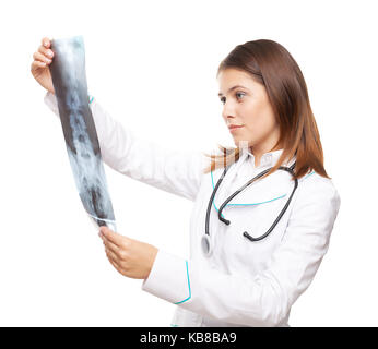 Giovani donne medico guardando i raggi x immagine della colonna spinale isolato su sfondo bianco Foto Stock