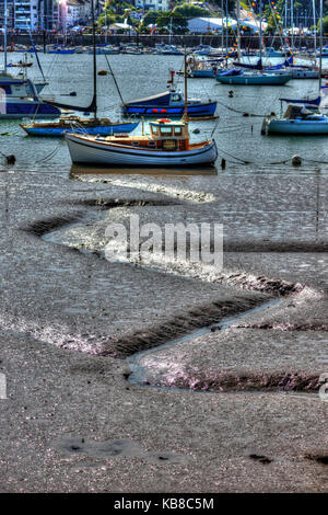 I canali di drenaggio per l'estuario del fango con la bassa marea. (Elaborata come una immagine HDR. Foto Stock