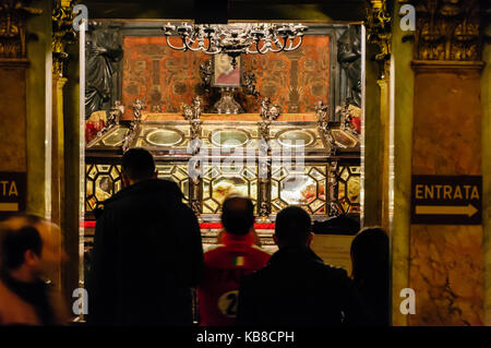 Sacra reliquia del corpo di San Carlo Borromeo, arcivescovo di Milano (1564-1584) nella cripta del Duomo di Milano Foto Stock