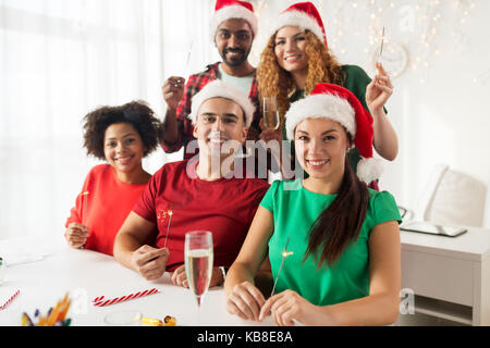 Happy team festeggia il Natale a festa in ufficio Foto Stock