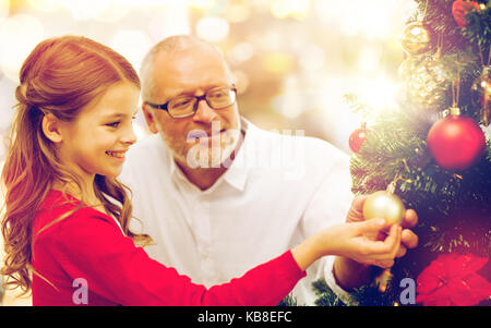 Nonno e nipote a albero di natale Foto Stock