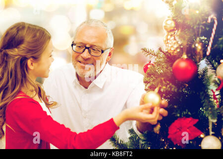 Nonno e nipote a albero di natale Foto Stock