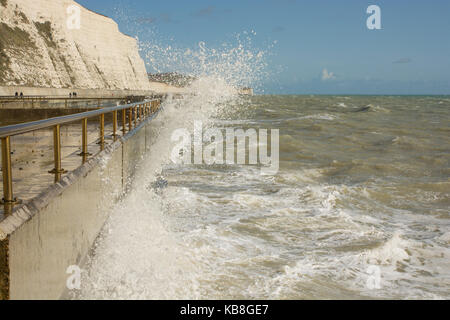 Mare mosso con onde che si infrangono sul lungomare a Rottingdean vicino a Brighton, East Sussex, Inghilterra Foto Stock