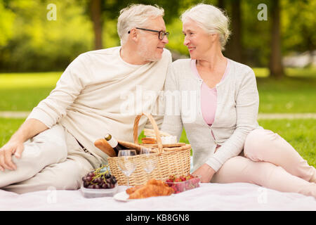 Felice coppia senior avente picnic al parco di estate Foto Stock