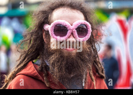 Ritratto di un giovane hipster con occhiali da sole rosa barba Praga Repubblica Ceca Millennial Foto Stock