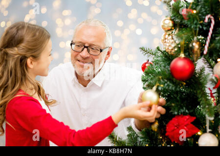 Nonno e nipote a albero di natale Foto Stock