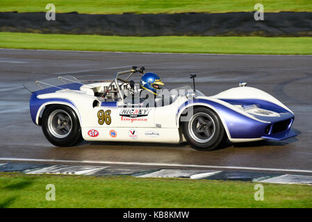 McLaren Chevrolet M1B di proprietà e guidata da Andrew Beaumont che gareggia nel Whitsun Trophy al Goodwood Revival 2017 Foto Stock