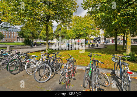 Inghilterra Bristol City Centre College Green le biciclette e gli alberi nei pressi della cattedrale Foto Stock