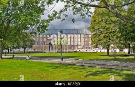 Inghilterra BRISTOL CITY CENTRE COLLEGE GREEN CITY HALL E ALBERI Foto Stock