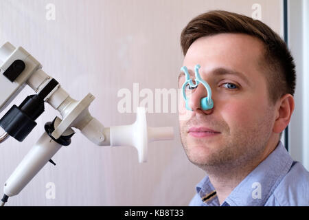 Giovane uomo test funzione di respirazione mediante la spirometria Foto Stock