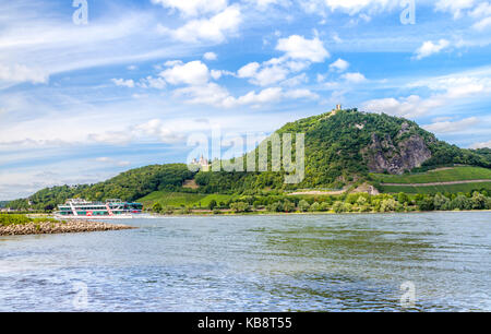 Reno e Drachenfels paesaggio a Koenigswinter Siebenbirge Germania Foto Stock