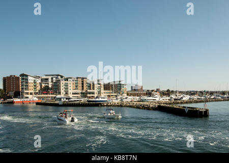 Poole Quay Dorset vibrante Quayside di Poole con alloggio residenziale e marina. Foto Stock