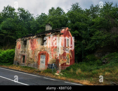 Casa Cantoniera-strada del lavoratore di casa sulla strada di montagna moncenisio, il modo di mont Cenis che collega la Val Cenis, Francia nel nord-ovest con susa,Italia Foto Stock