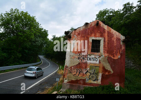 Casa Cantoniera-strada del lavoratore di casa sulla strada di montagna moncenisio, il modo di mont Cenis che collega la Val Cenis, Francia nel nord-ovest con susa,Italia Foto Stock