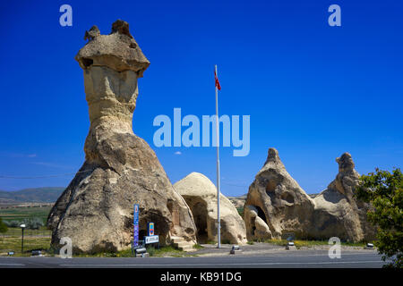 Stazione di polizia in fairy camini, arenaria erose le formazioni rocciose in Pasabagi, nei pressi di Göreme Çavusin e. Cappadocia. Anatolia centrale. La Turchia. Foto Stock